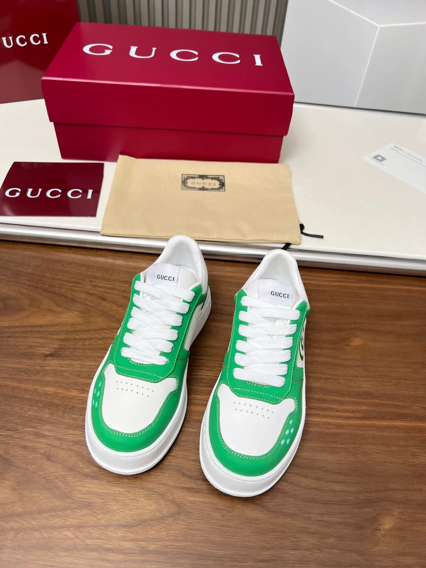 👟👟Ex-factory price 560👟👟Gucci casual sneakers, top version! Oil edge craftsmanship🌸🌸🌸1:1 reproduction. New model for early spring, creating a perfect style💣💣💣street style🔥🔥🔥Cool and stylish C-position fashionable outfit with retro and futuristic feel🌹🌹🌹Classic shoe shape, showing exquisite texture! Open mold to customize high-density outsole. Comes fully packaged. Size: Female 35-46. Fabric: Imported cowhide...men and women
